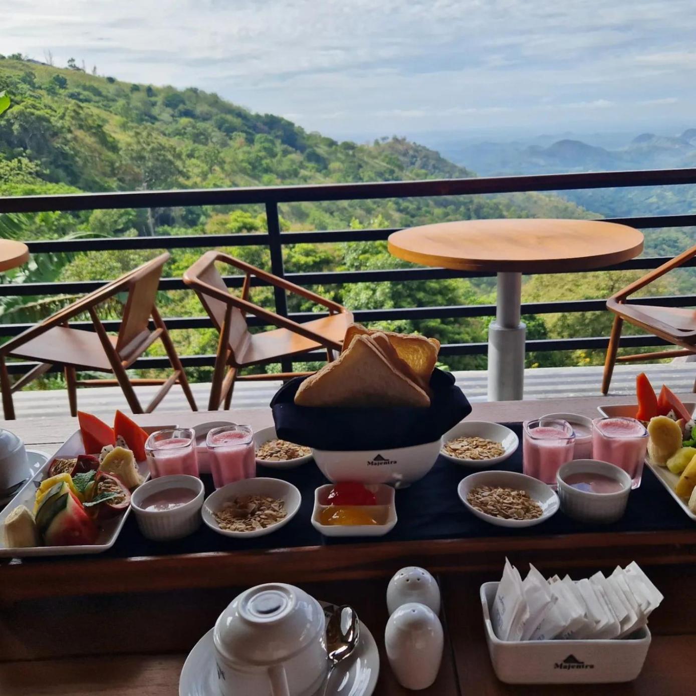 Majentra Ella Hotel ภายนอก รูปภาพ